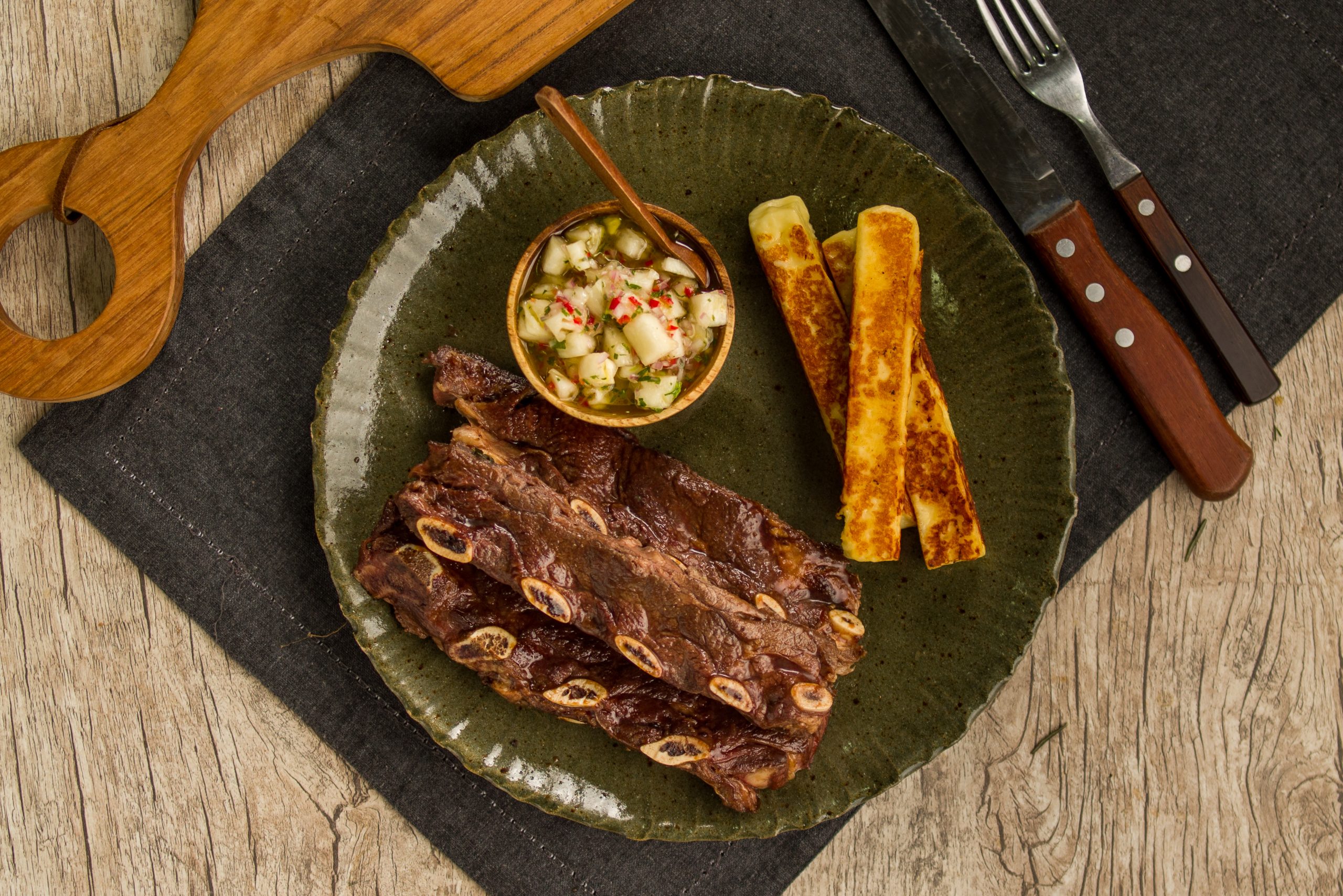 Aprende a hacer asado de tira con vinagreta de piña picante y queso gratinado