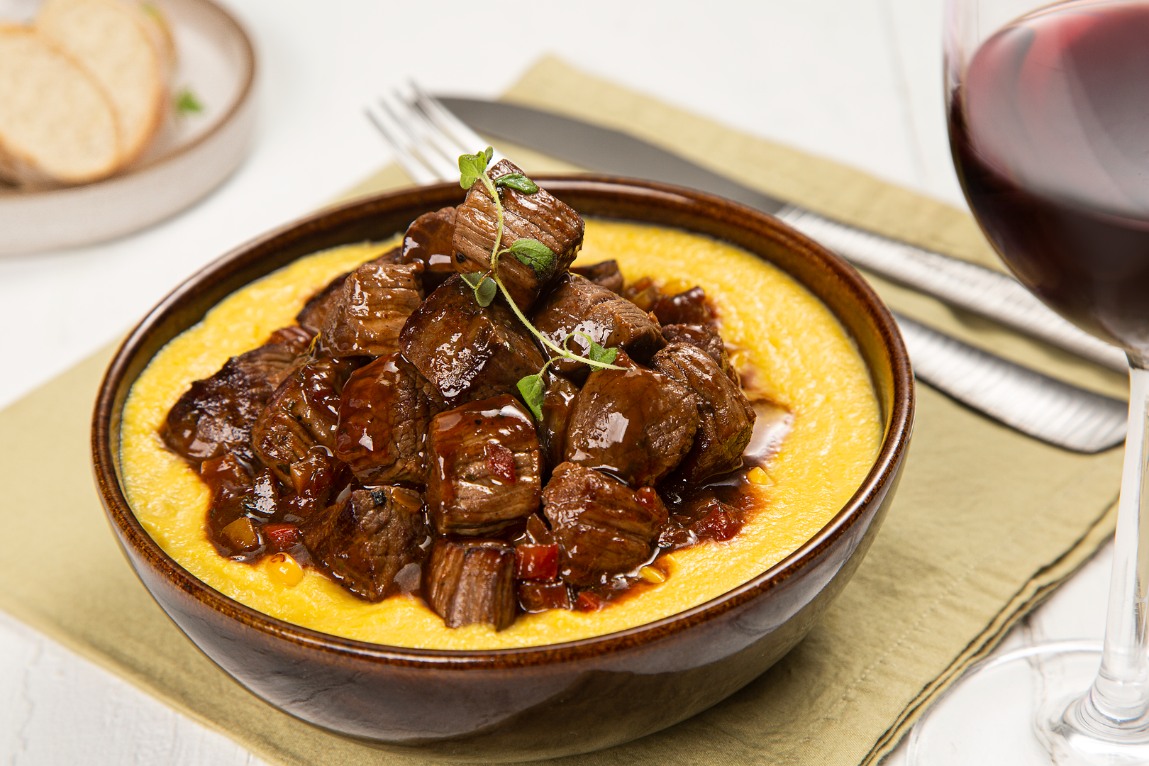 Coxão mole na cachaça com polenta