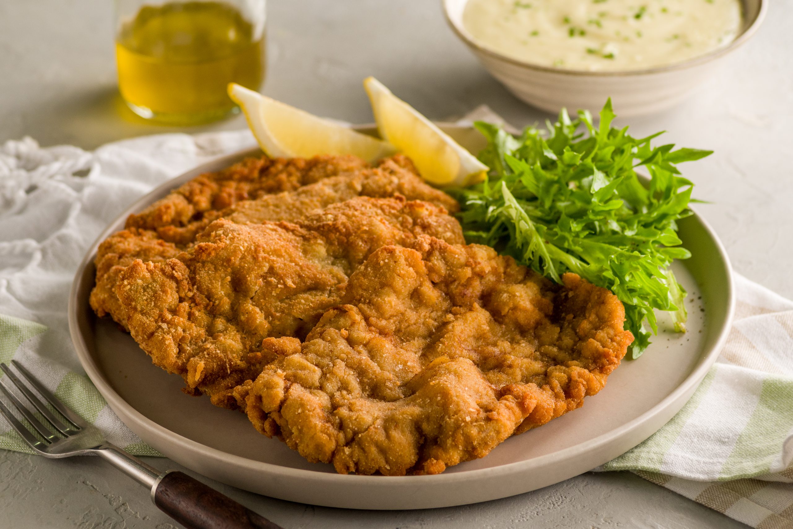 Breaded tenderloin with mashed potatoes and lettuce salad