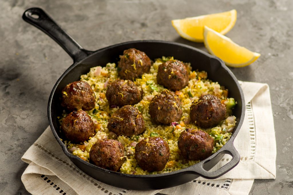 Receita de almôndegas de cordeiro com cuscuz marroquino e mini legumes ...