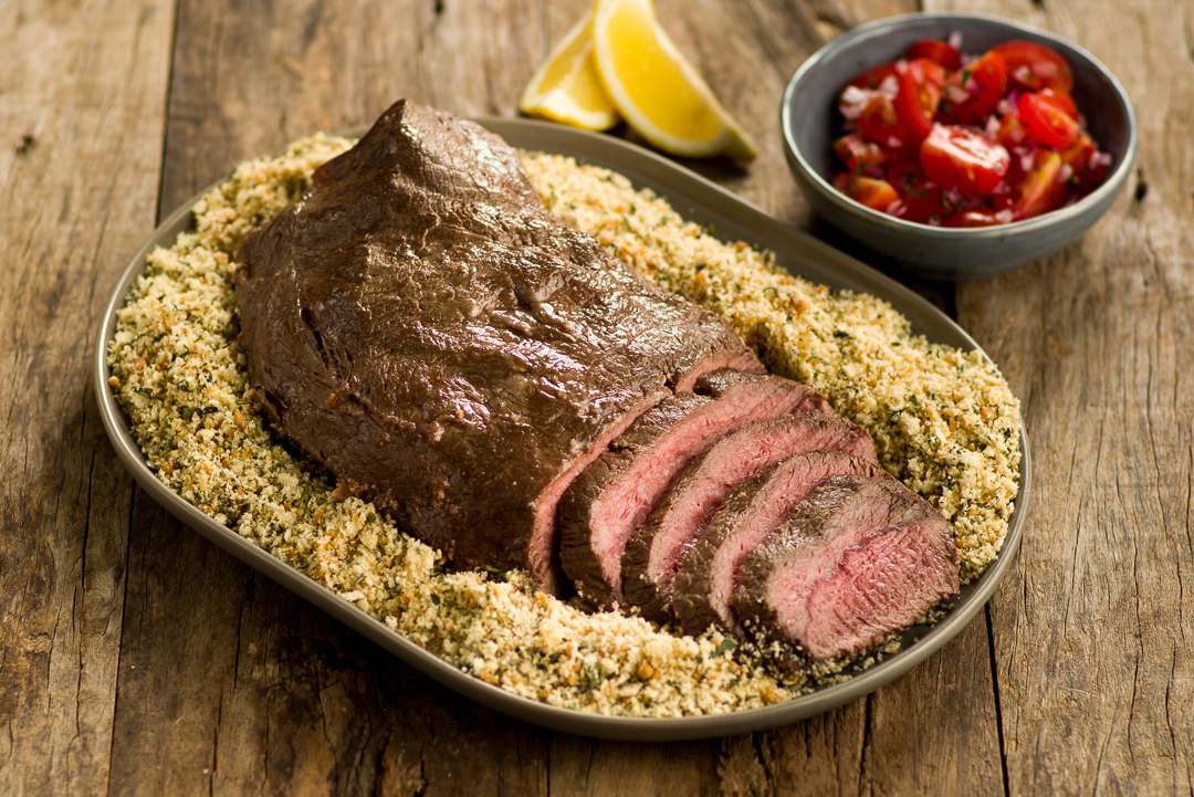 Paleta a la parrilla con farofa crujiente y ensalada