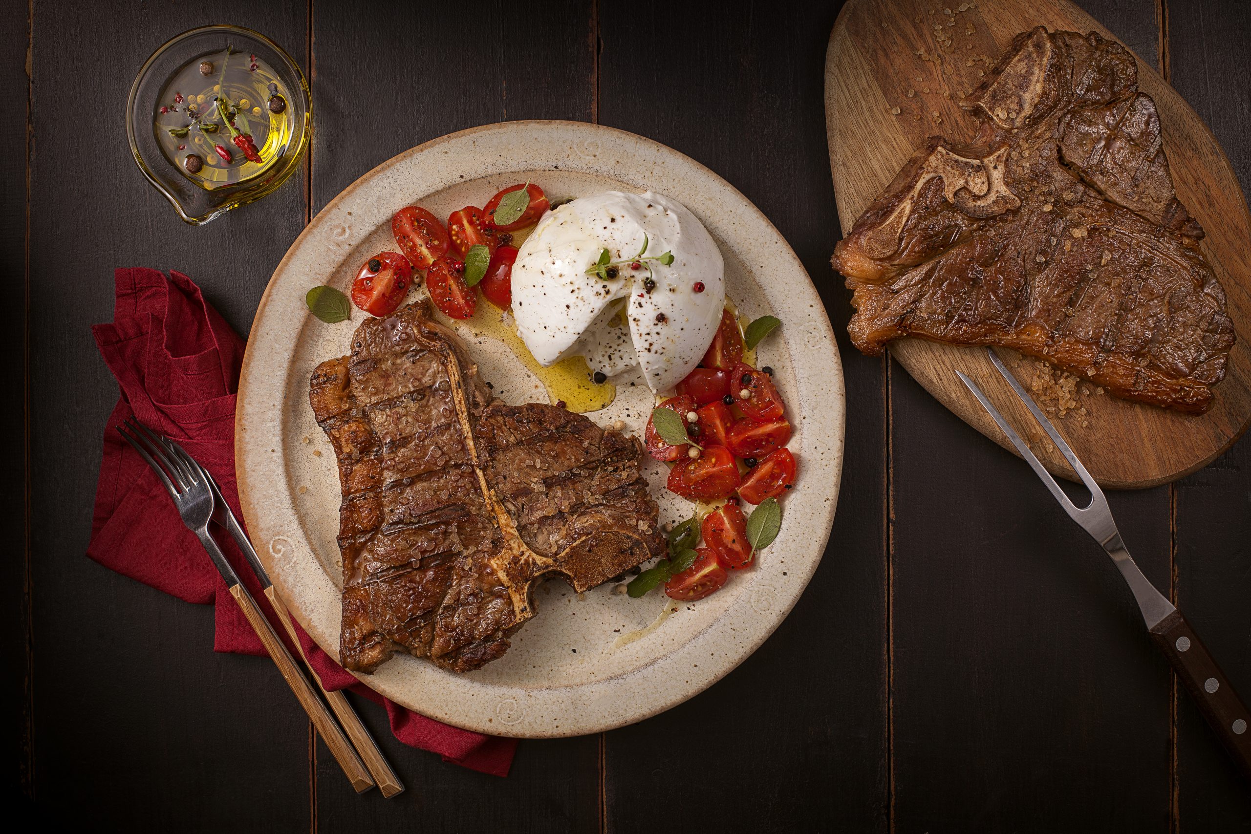 Como fazer T-bone com burrata, tomate e manjericão