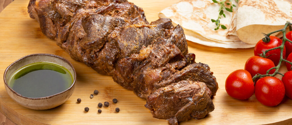 Imagem de carne de acém preparada no churrasco grego.