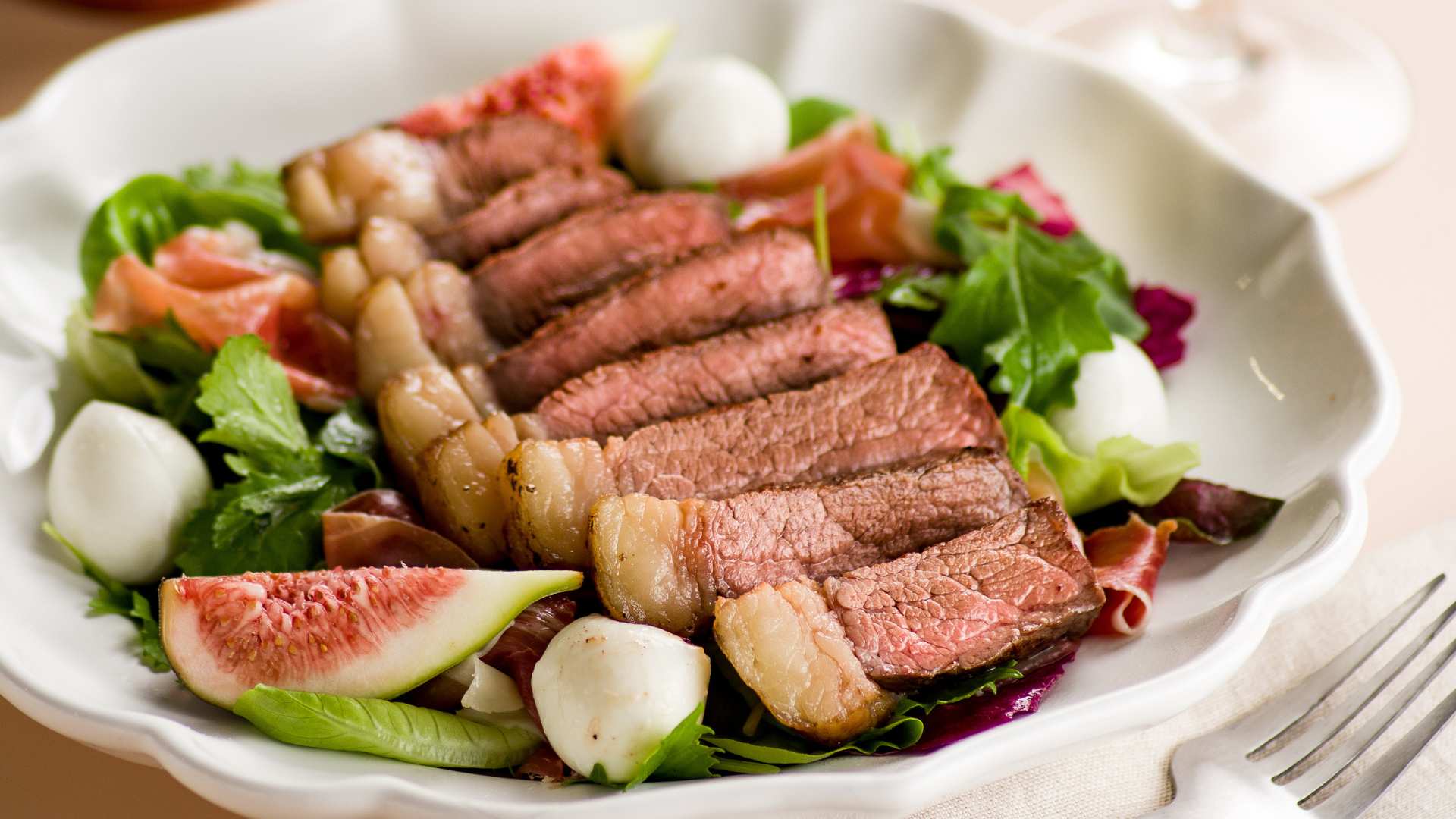 Picanha com dry rub e salada de figos, búfala e parma