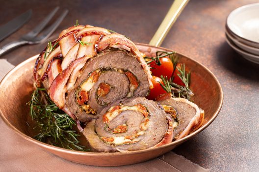 Rocambole de Carne Envolto no Bacon, Recheado com Espinafre, Tomate Seco e Queijo Branco