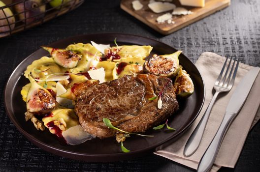 Entrecot con ravioli de gorgonzola en salsa de vino tinto