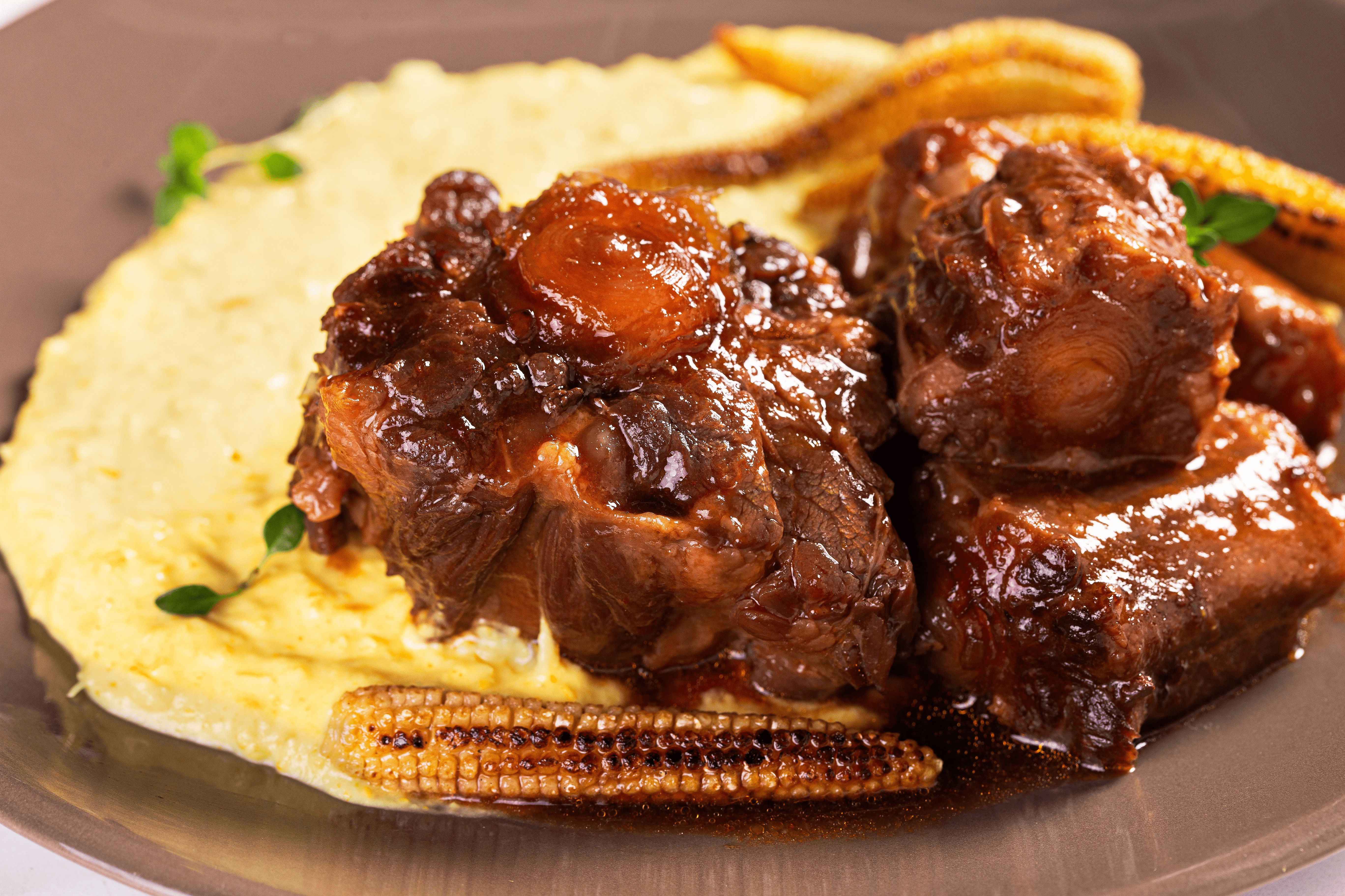 Rabo con Crema de Maíz y Mazorcas Asadas