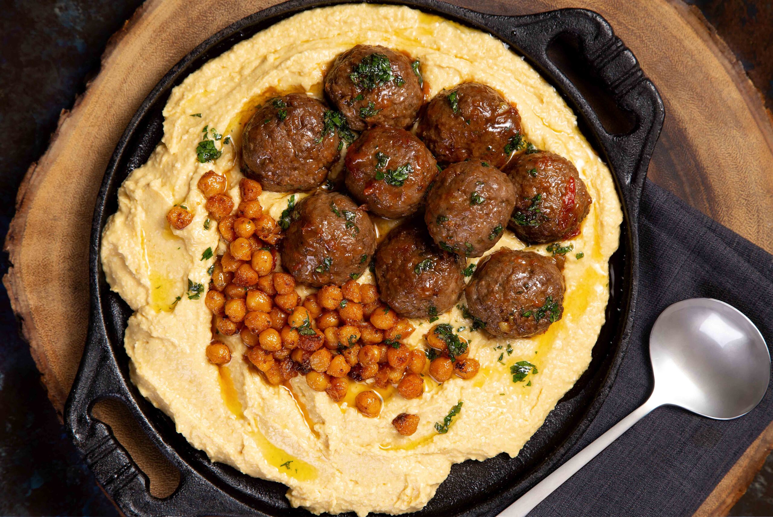 Albóndigas de Cordero con Hummus y Garbanzos Caramelizados