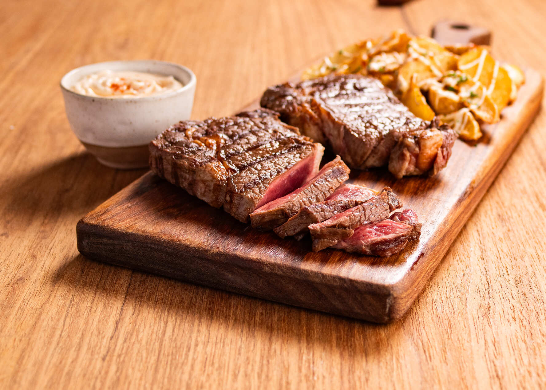 Cómo hacer un bife ancho Angus con patatas bravas