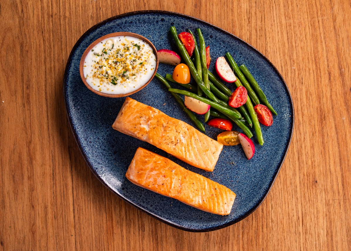 Salmão com legumes assados e molho de iogurte: aprenda essa receita fácil e saudável!