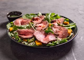 Conheça a salada refrescante de rosbife com peixinho!