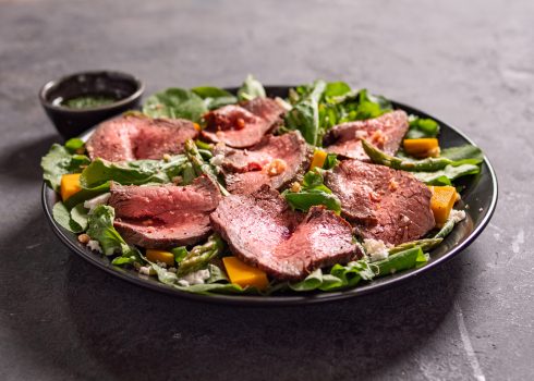 Conheça a salada refrescante de rosbife com peixinho!