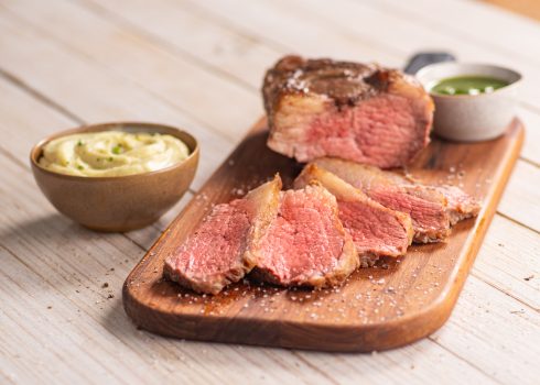 Churrasco de maminha com purê e pesto